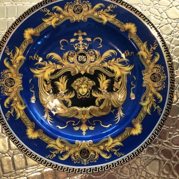 Two Versace Cups and Sauce with wings - Picture 5 of 11